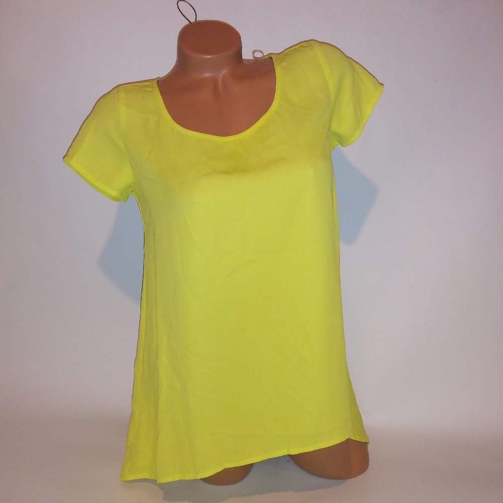 Decree Blouse Womens XS Short‎ Sleeve Chiffon Scoop Neck Yellow Hi Low Pit to Pi